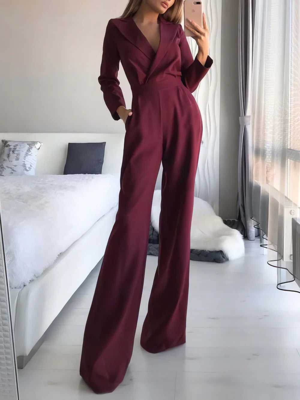 Dame jumpsuit i elegant businessstil med dyb V-hals og bredt ben Stilla
