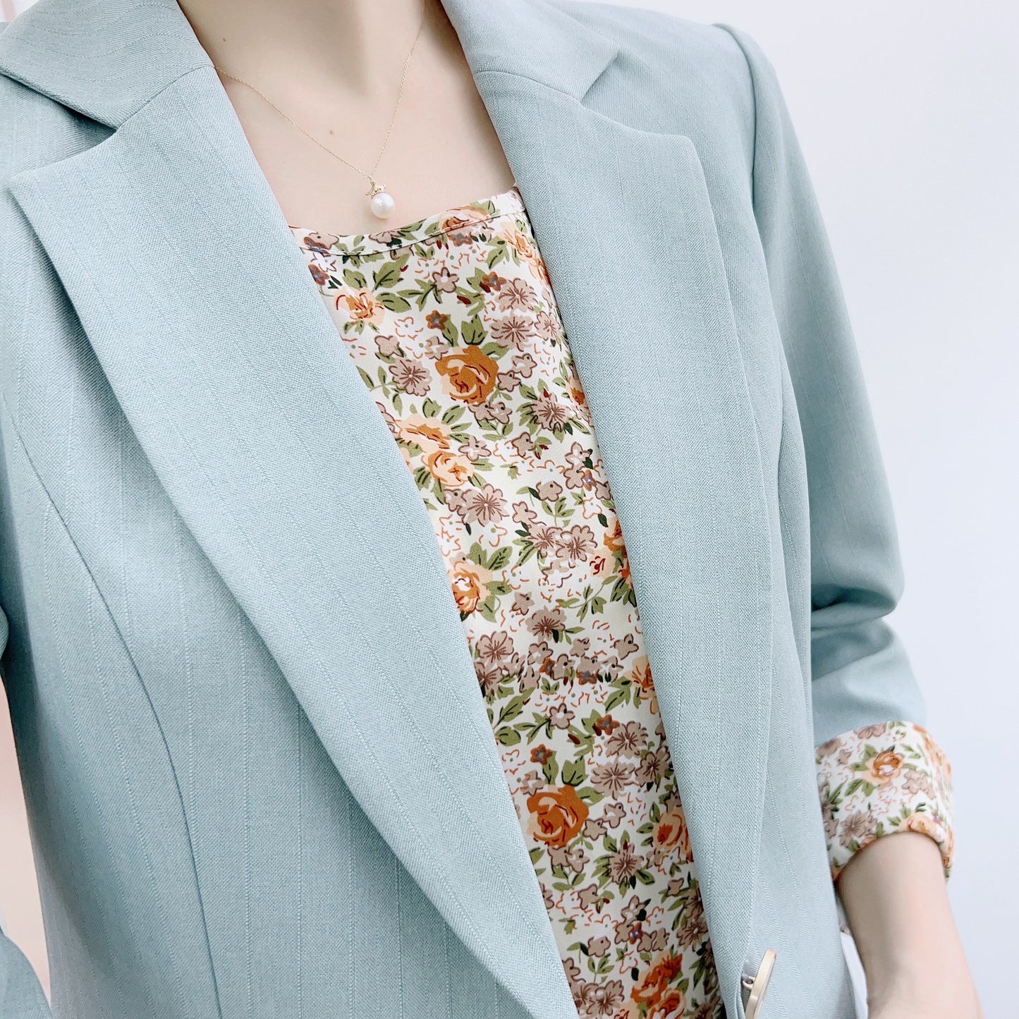 Dame Elegant Blazer-Bukser-Sæt med blomsteret top og moderne detaljer Stilla