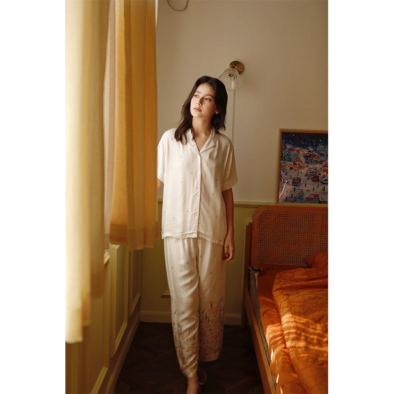 Dame luksuriøst satin pyjamas sæt med elegant knaplukning og floraltryk Stilla