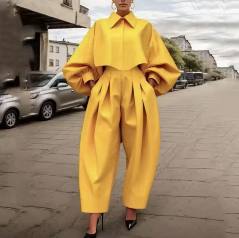 Dame Mode Jumpsuit med skulderpuder og plissé-design Stilla