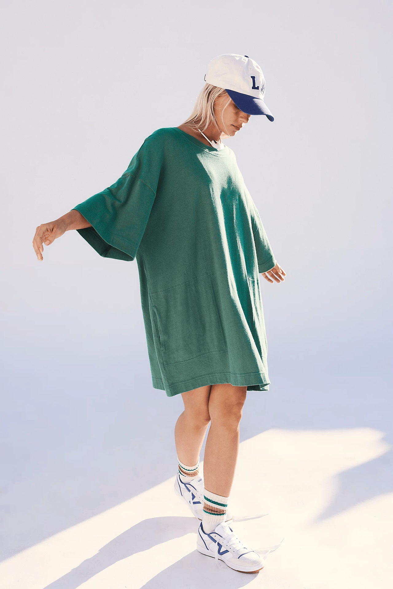 Dame afslappet kortærmet T-shirt kjole med dyb V-udskæring og praktiske lommer Stilla