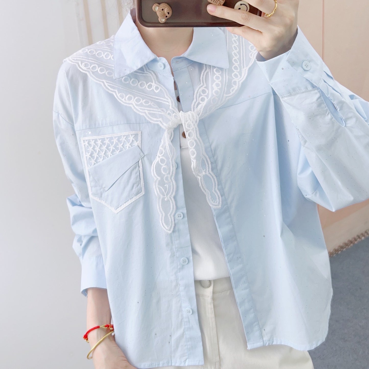 Dame elegant bluse med kunstneriske flæsedetaljer Stilla