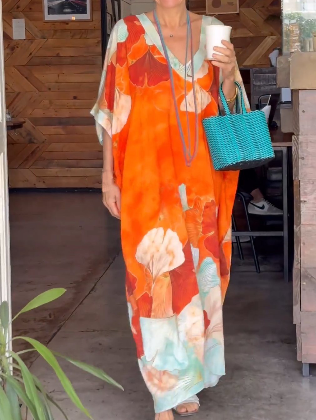 Dame Elegant kaftan-kjole med blomsterdesign og brede ærmer Stilla