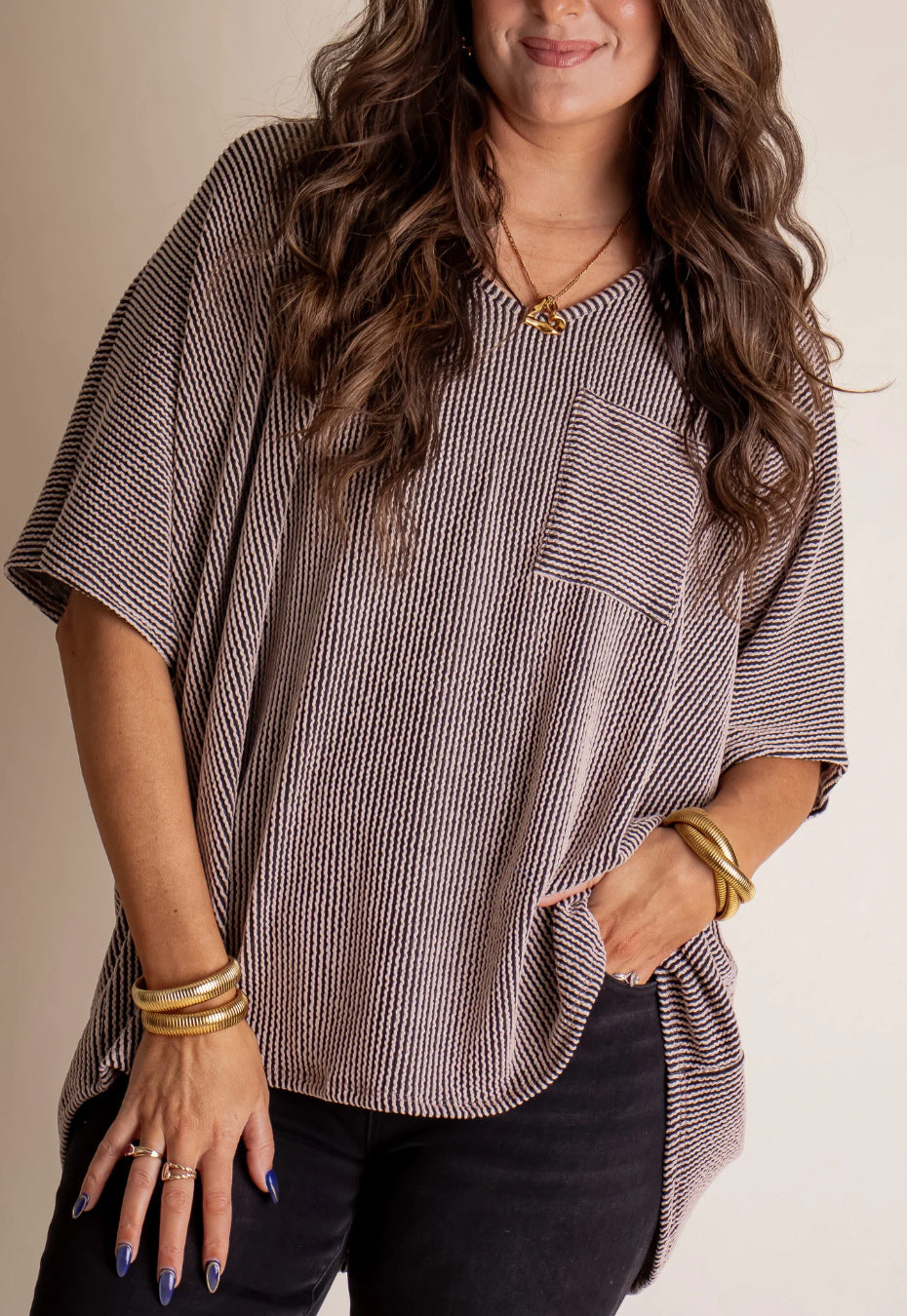 Dame afslappet oversized T-shirt med brystlomme og sideluner Stilla