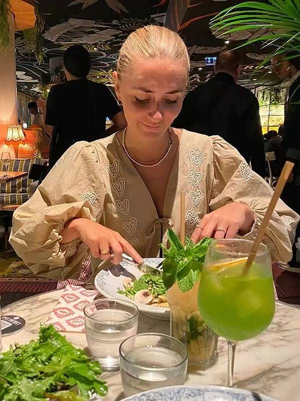 Dame elegant bryllupsbluse med kunstnerisk broderidesign og flæsedetaljer Stilla