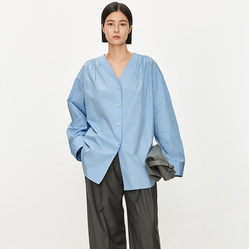 Dame afslappet bluse med V-udskæring og elegante detaljer Stilla