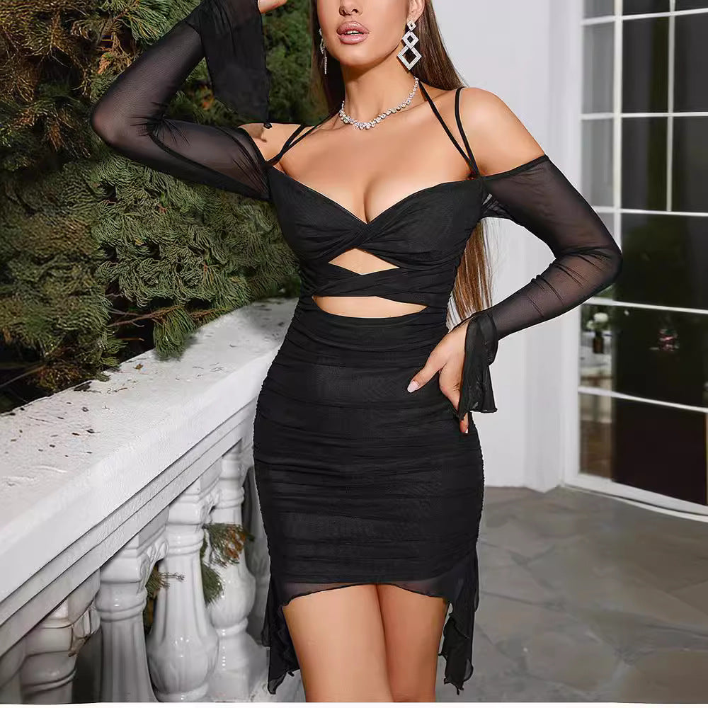 Dame cut-out minikjole med lange, gennemsigtige ærmer og rynkeelementer Stilla