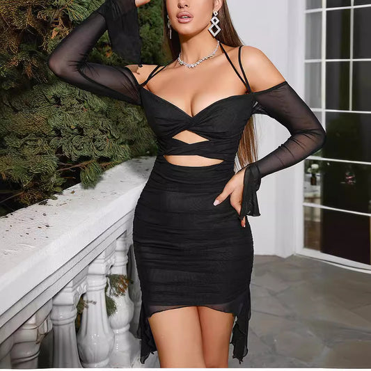 Dame cut-out minikjole med lange, gennemsigtige ærmer og rynkeelementer Stilla