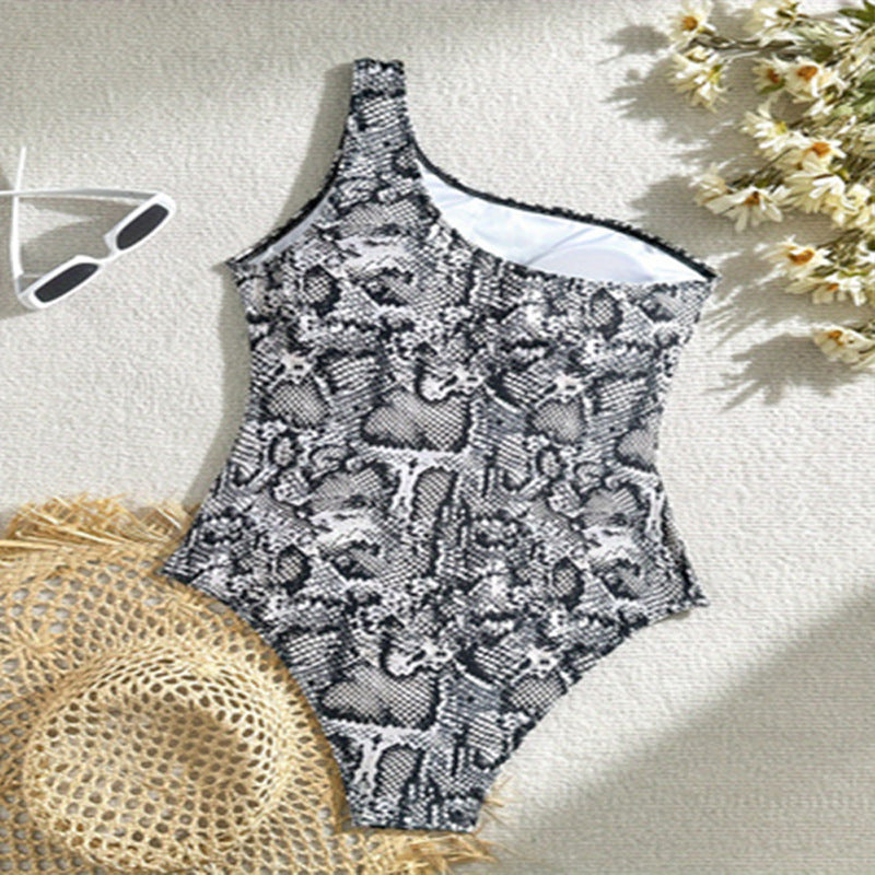 Dame Cut-Out Badedragt med asymmetrisk design og stilmønstret slangeskindsprint Stilla