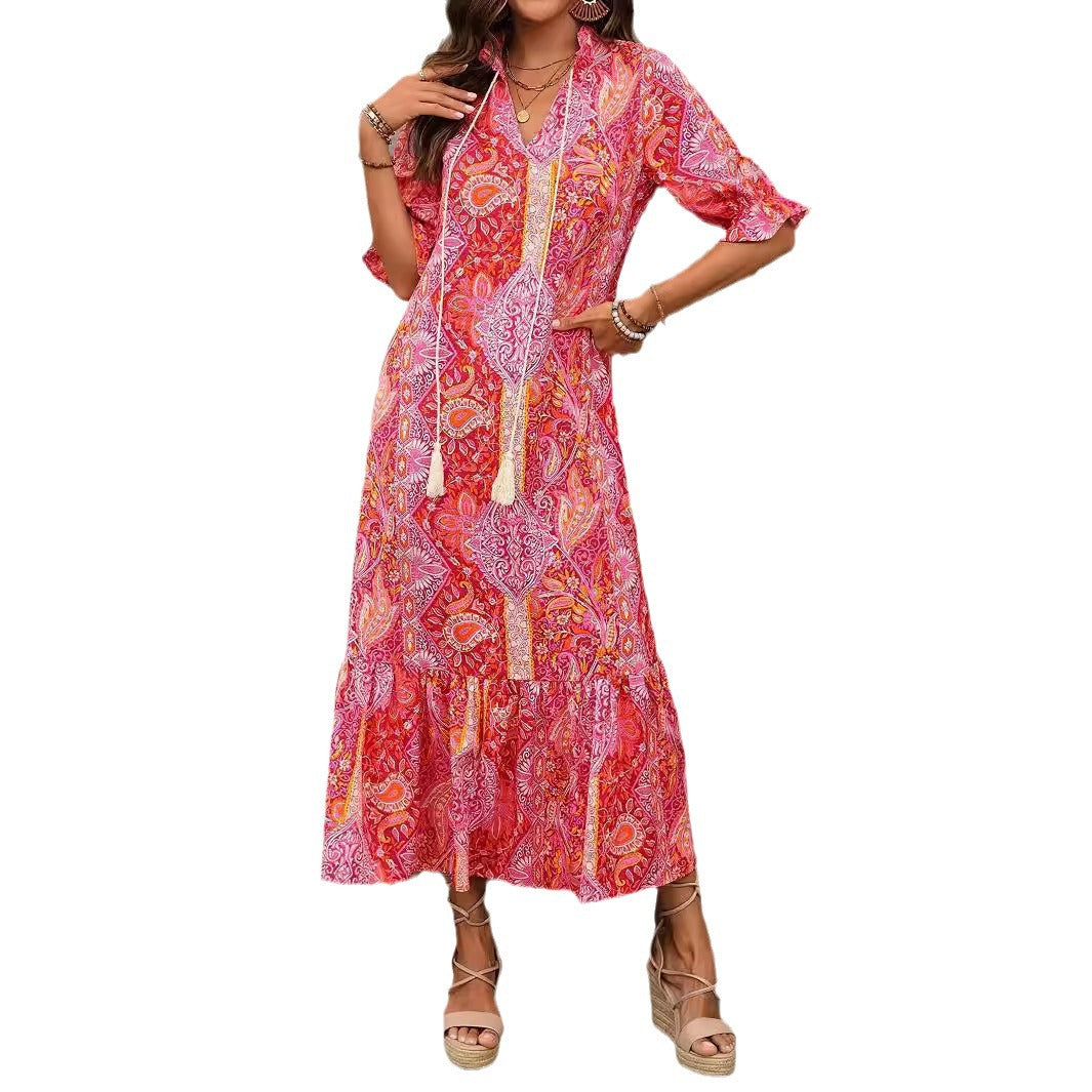 Dame afslappet maxikjole med farverigt paisleymønster og flæsedetaljer Stilla