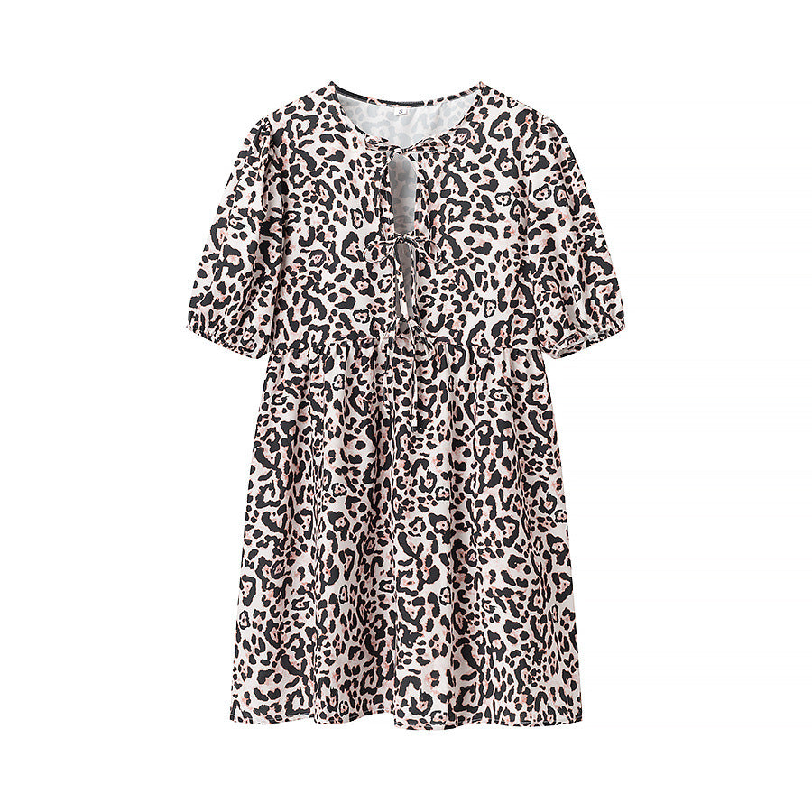 Dame afslappet kjole med flæsedetaljer og blomstret bindebånd Stilla