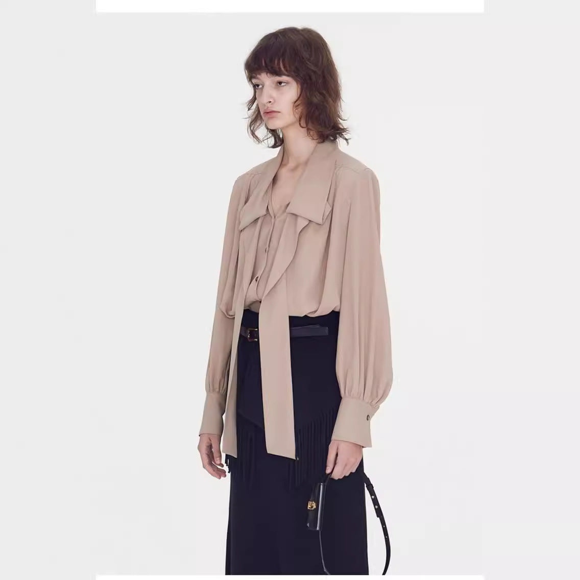 Dame elegant bluse med flydende snit og attraktive detaljer Stilla