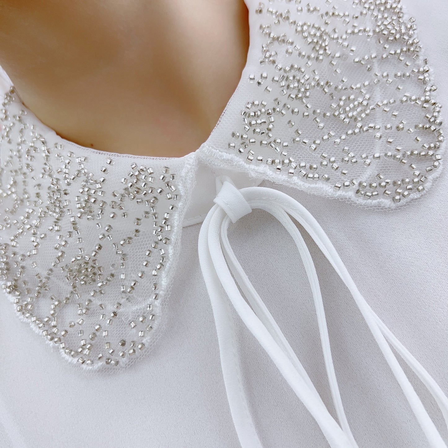 Dame Elegant Bluse med dekorativ krave og fine flæse detaljer Stilla