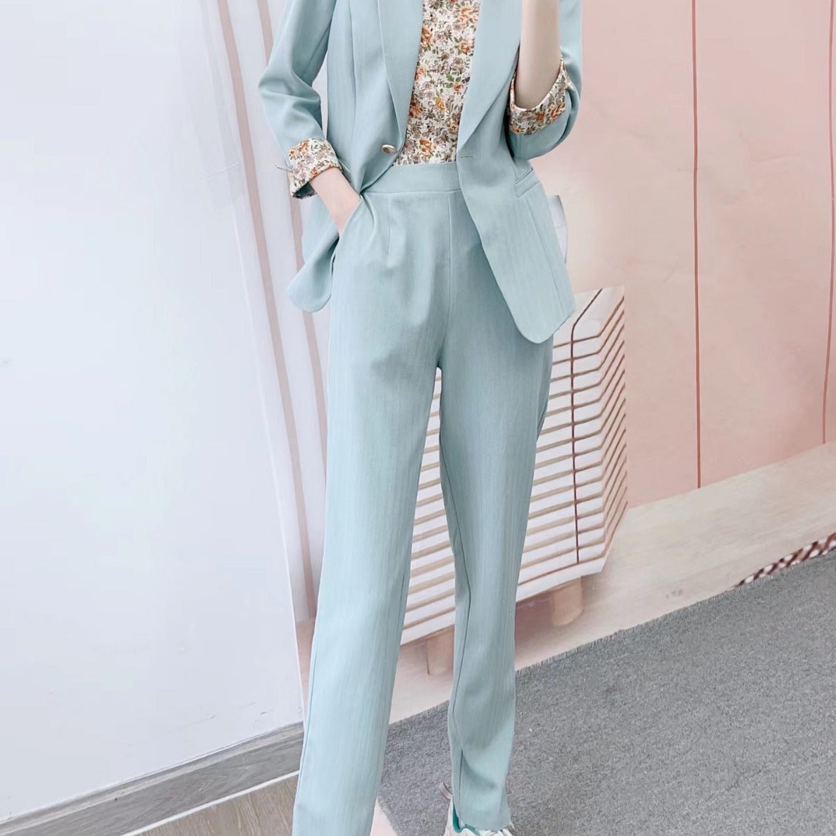 Dame Elegant Blazer-Bukser-Sæt med blomsteret top og moderne detaljer Stilla