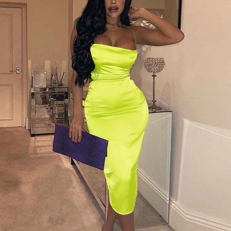 Dame elegant figursyet satin-kjole med skulderfri stropper og raffineret drapering Stilla