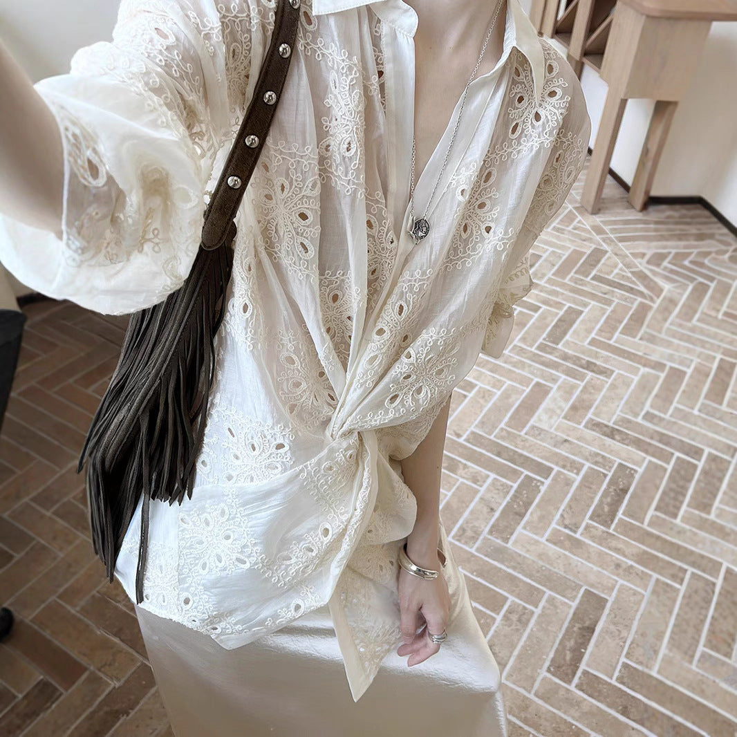 Dame elegant bluse med kunstnerisk broderedesign og tætsiddende snit Stilla