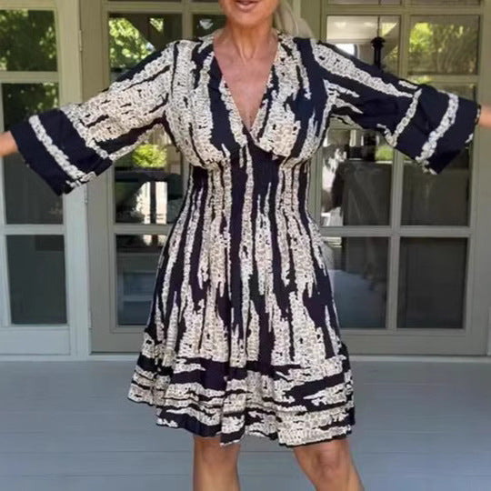 Dame afslappet sommerkjole med V-hals og trendy mønster Stilla