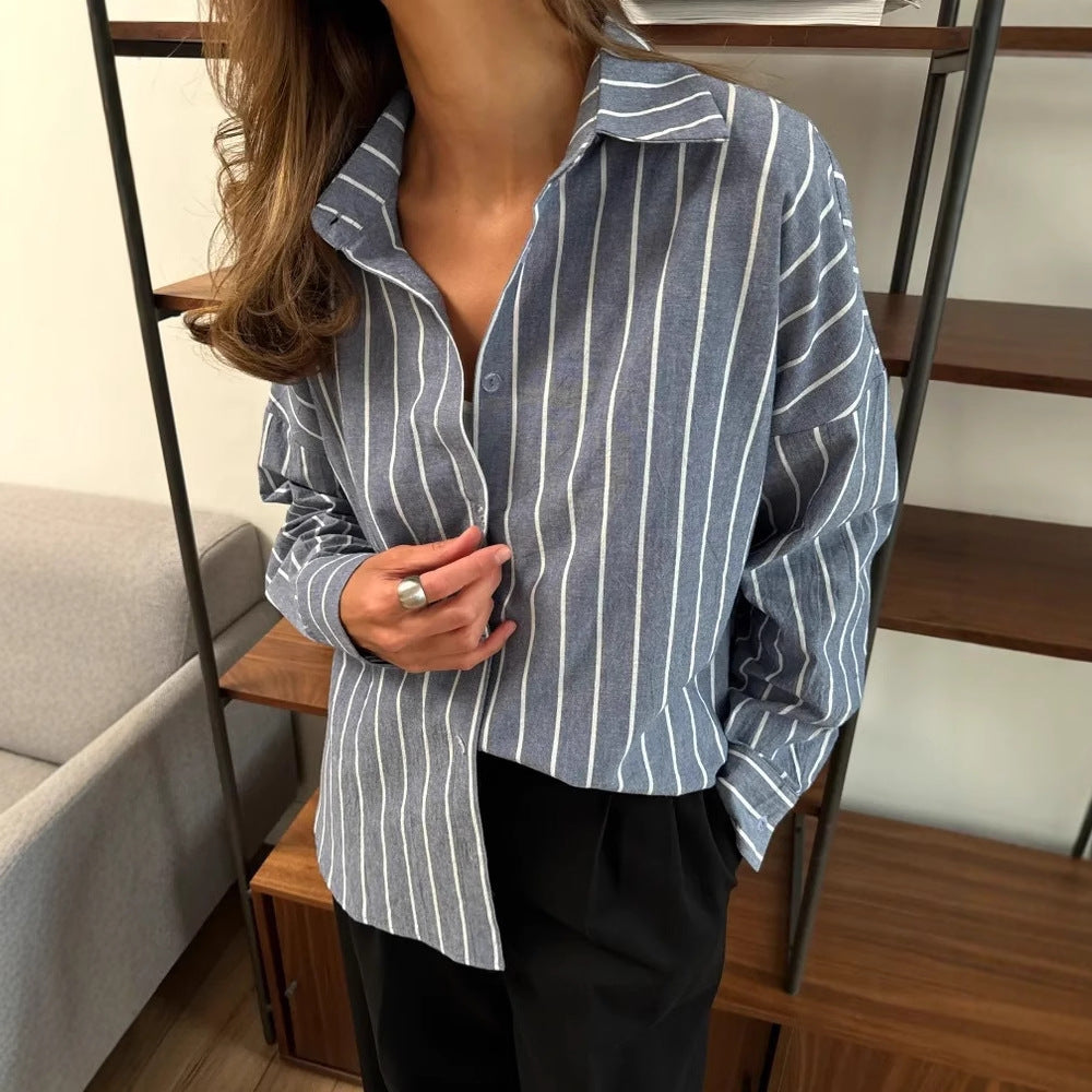 Dame afslappet skjorte med fin stribe struktur og knapdetaljer Stilla