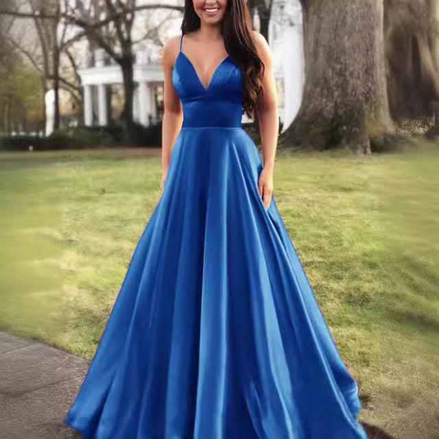 Dame A-linje aftenkjole med dyb udskæring og smalle stropper Stilla