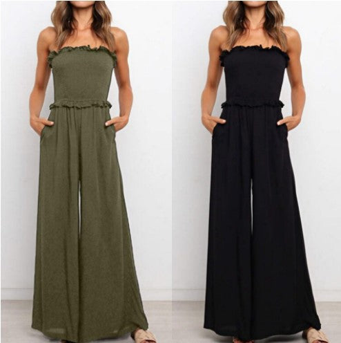 Dame bærer løs jumpsuit med bred ben og flæse kant Stilla