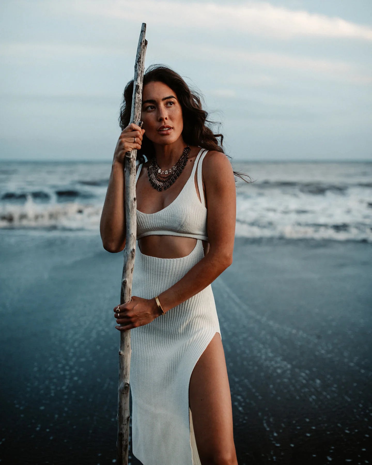 Dame Cut-Out Maxikjole med elegant slids og raffinerede detaljer Stilla