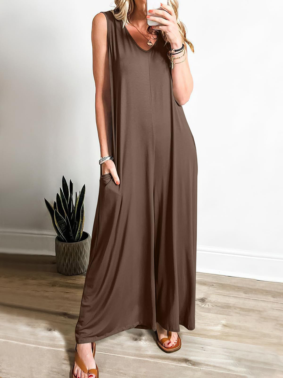 Dame Luftigt Jumpsuit med dyb V-hals og sidelommer Stilla