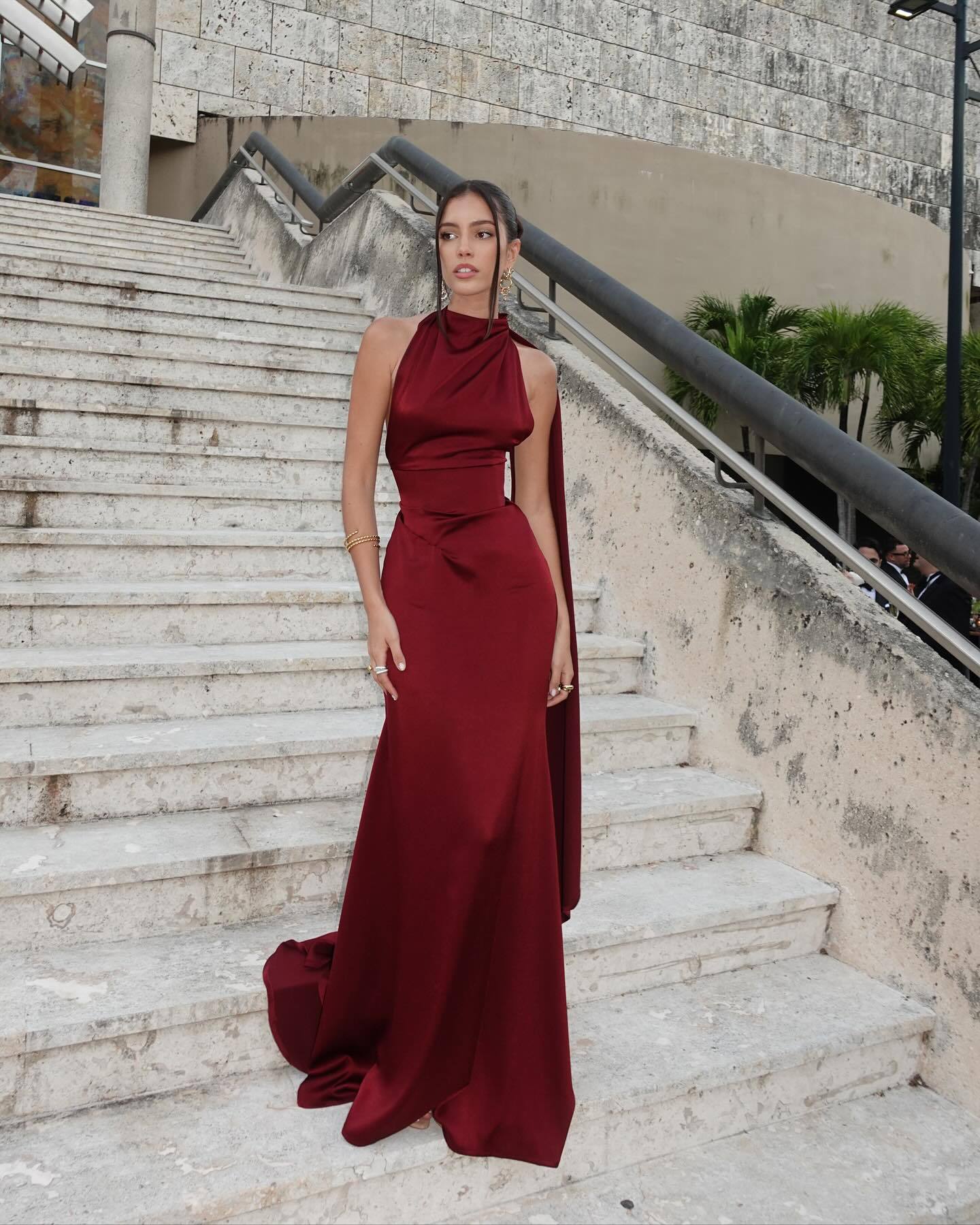 Dame elegant aftenkjole med asymmetrisk design og flydende stof Stilla