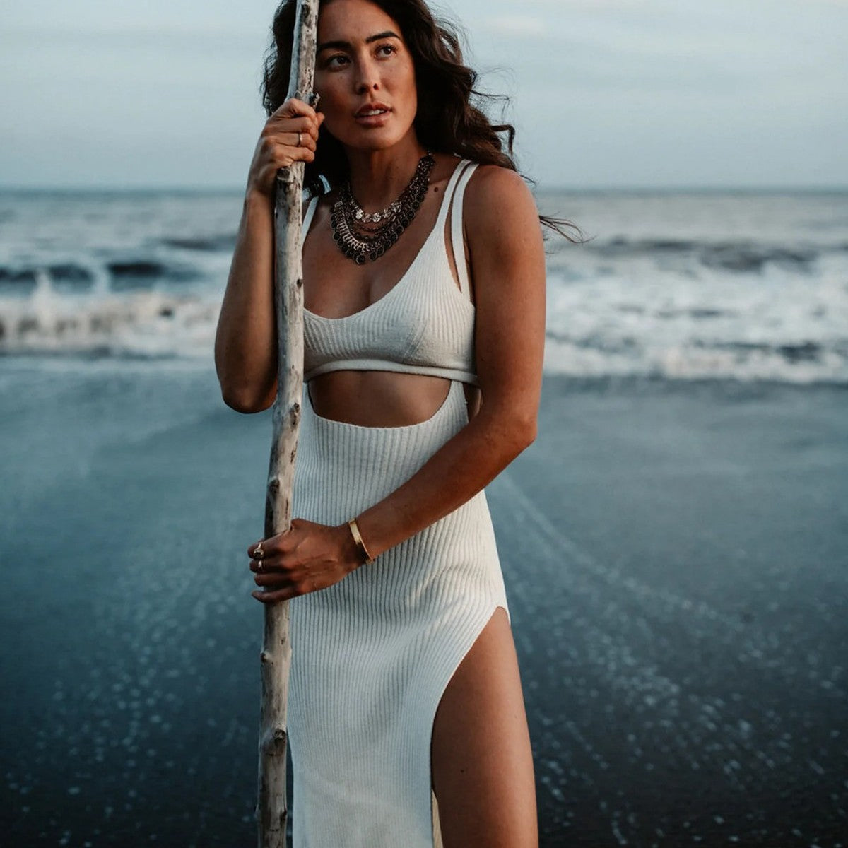 Dame Cut-Out Maxikjole med elegant slids og raffinerede detaljer Stilla