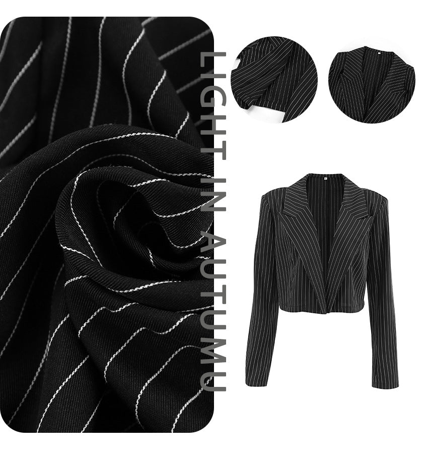 Dame cropped Blazerjakke med brede revers og elegant nålestribet look Stilla