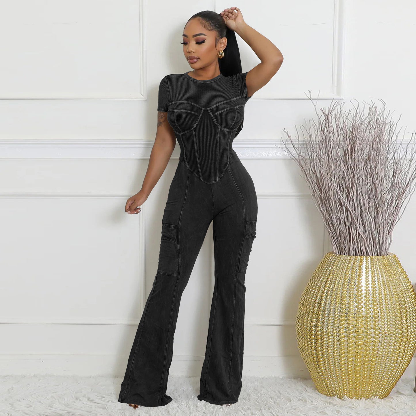 Dame figurtilpasset Jumpsuit med innovative detaljer og skræddersyet design Stilla