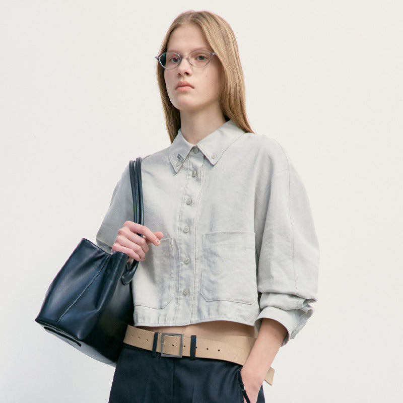 Dame cropped skjortebluse med en afslappet pasform og to lommer Stilla