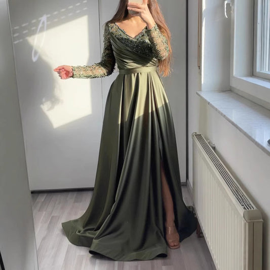 Dame Elegant aftenkjole med skinnende overdel og sideslits Stilla