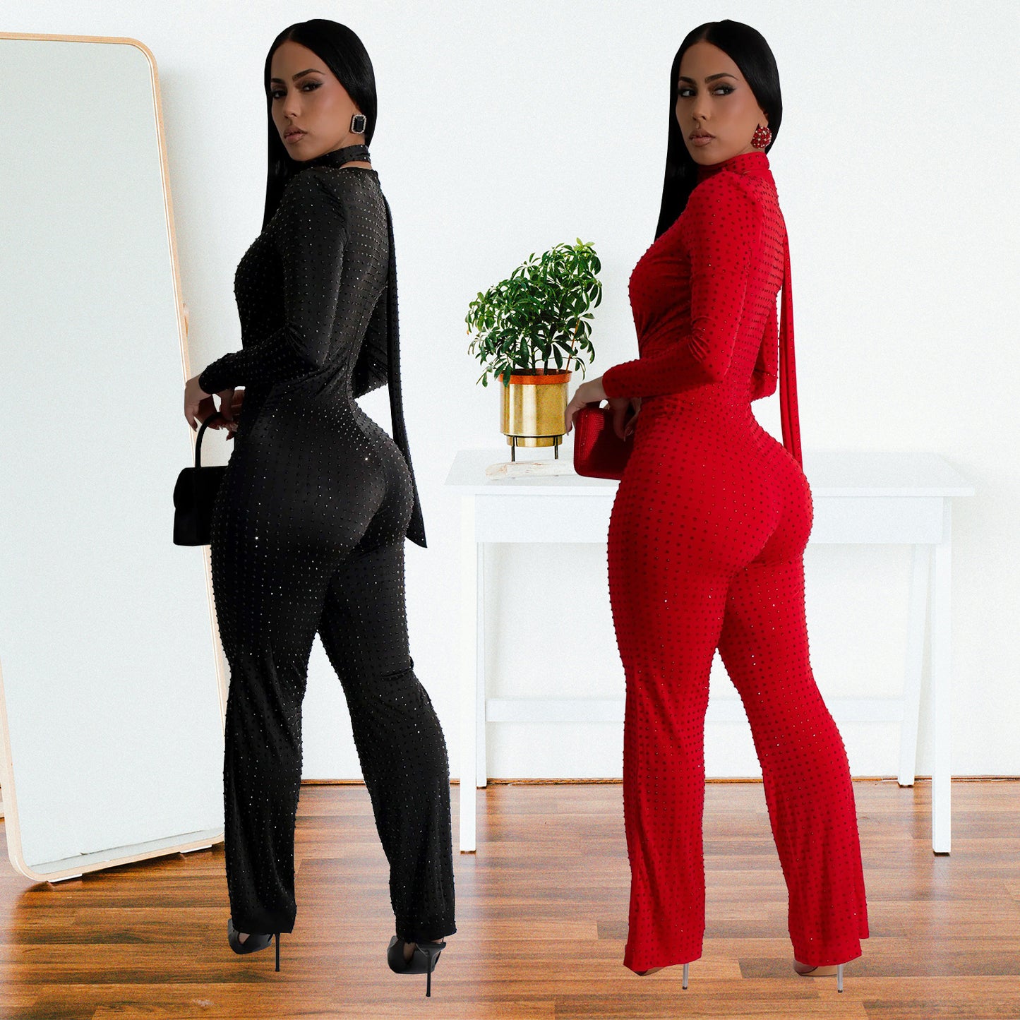Dame glamorøs jumpsuit med dyb v-udskæring og lange ærmer Stilla