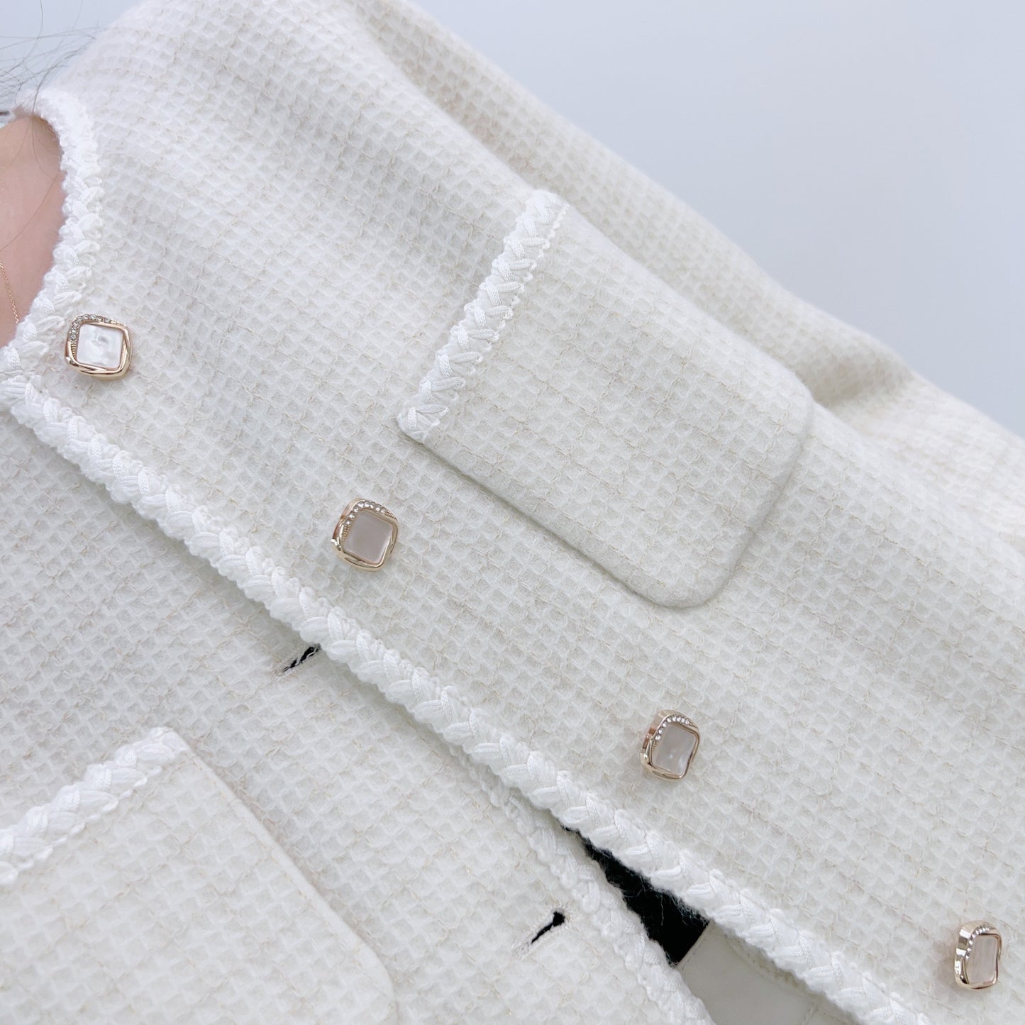 Dame elegant hæklejakke med dekorative knapper og praktiske lommer Stilla