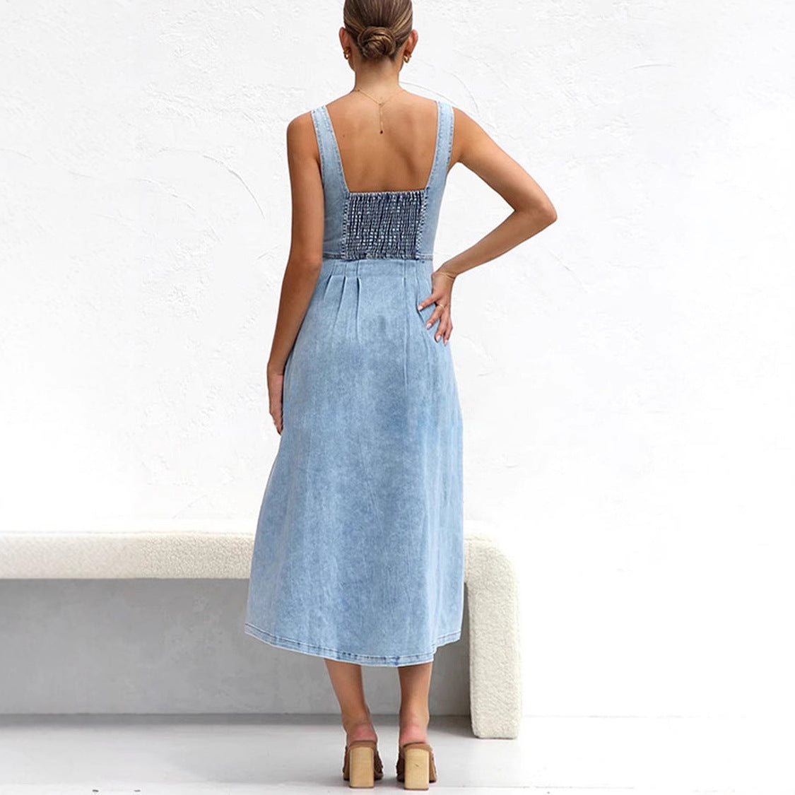 Dame denim midikjole med knaplukning og tætsiddende snit Stilla