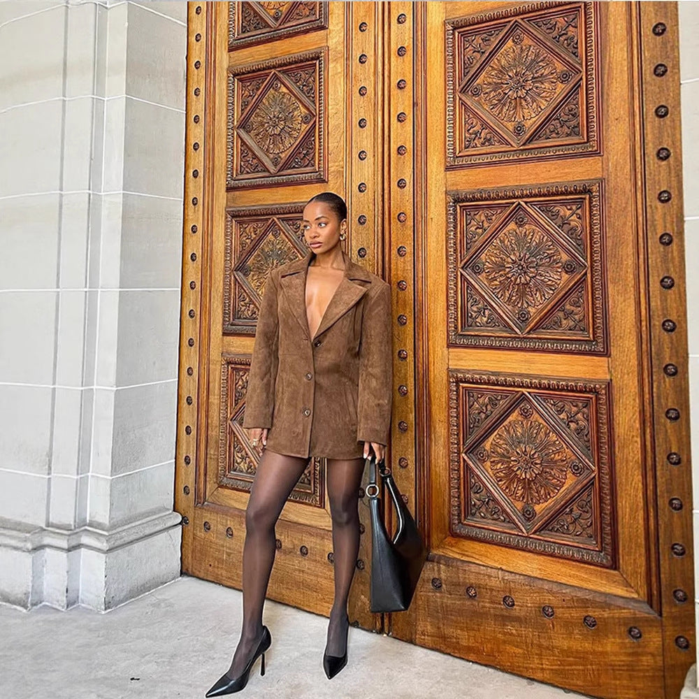 Dame Designer-jakke med dyb V-udskæring og moderne detaljer Stilla