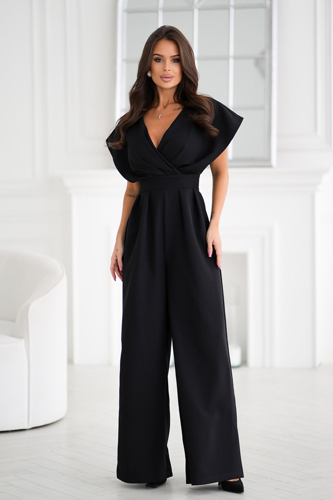 Dame jumpsuit med vidde ben og elegant indpakningsdesign Stilla