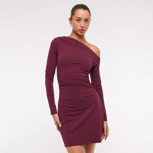 Dame elegant én skulder kjole med drapering og lange ærmer Stilla