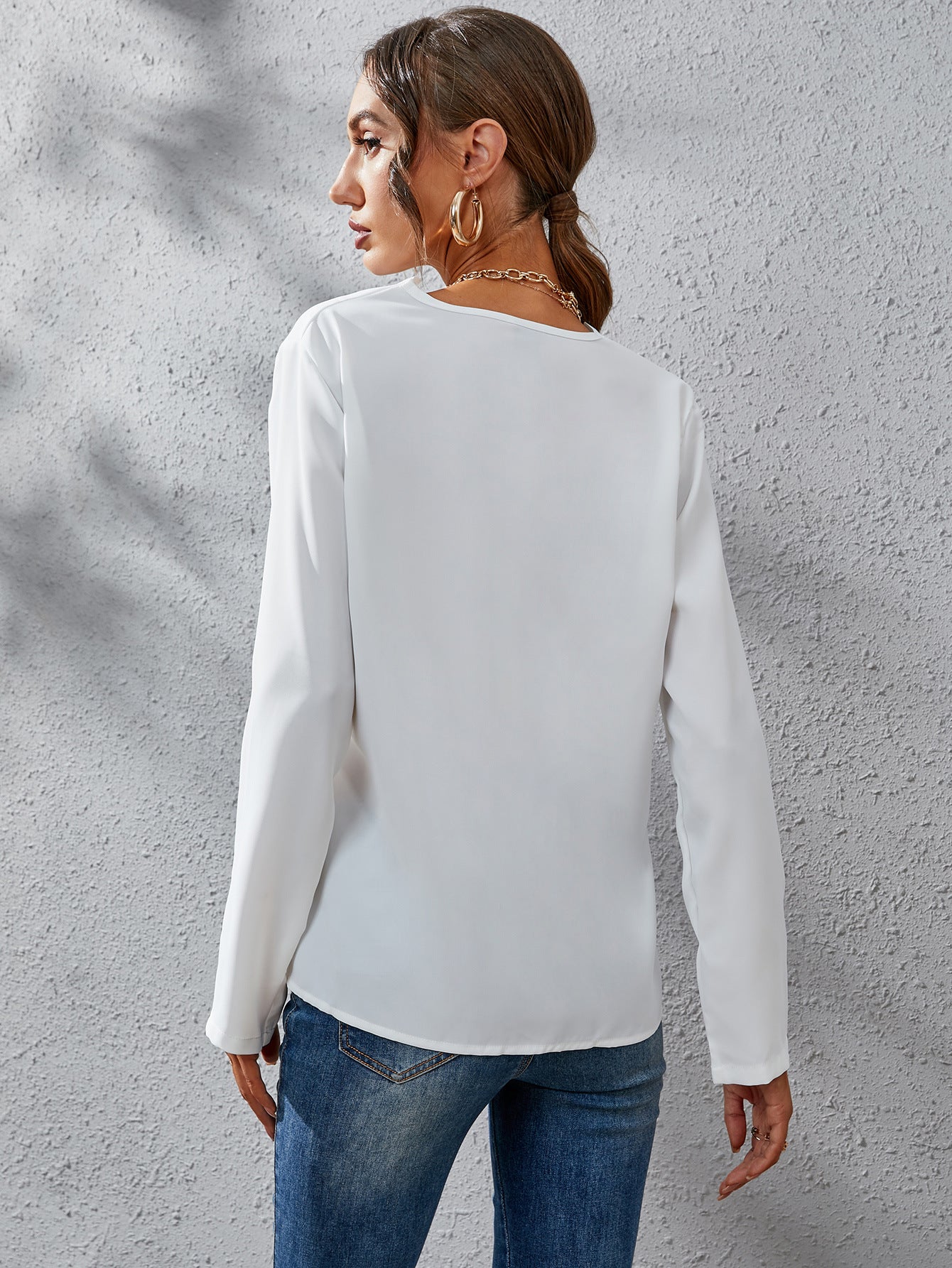 Dame elegant bluse med moderigtigt V-udskæring og skinnende stof Stilla