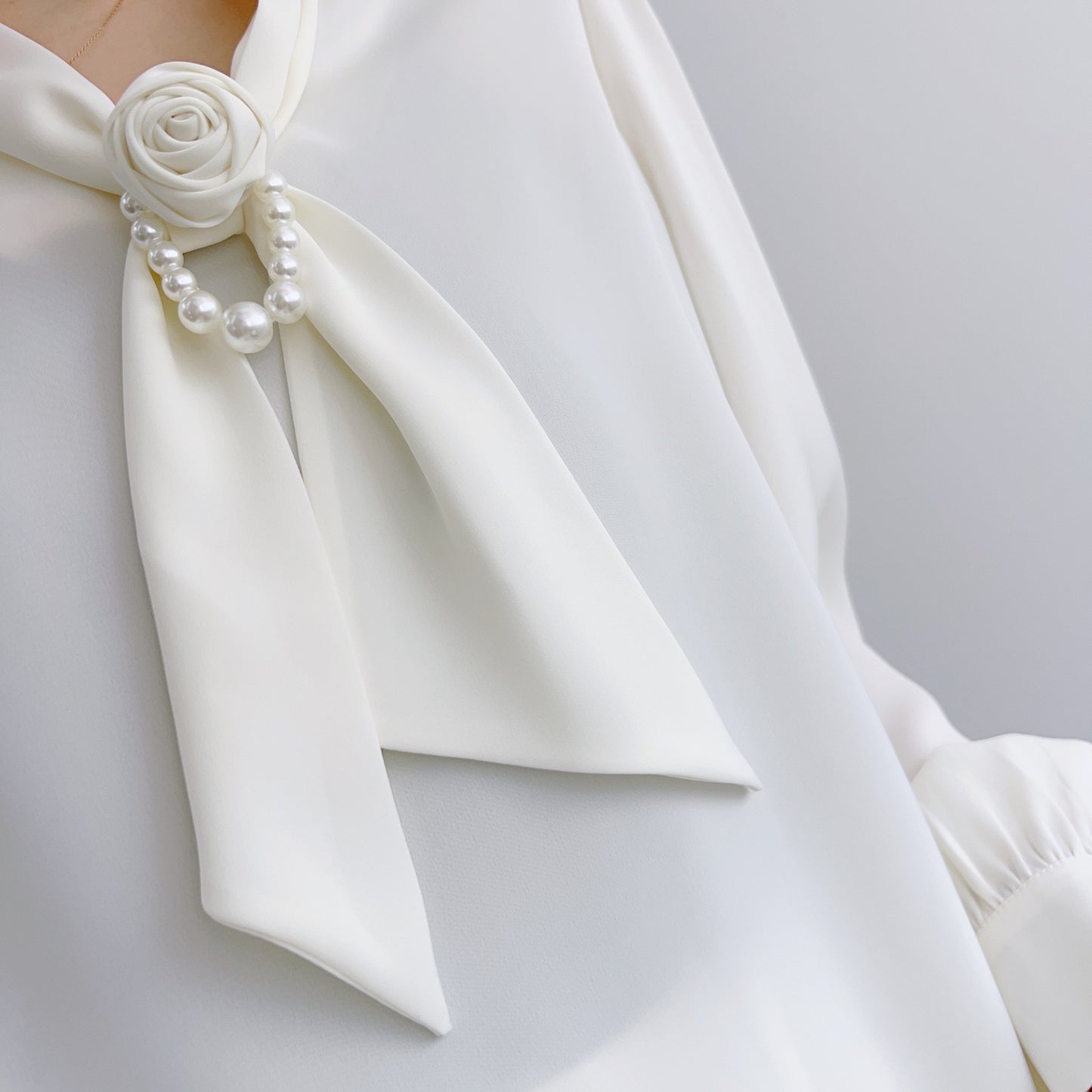 Dame elegant bluse med sløjfe-detalje og perle-accessorie Stilla