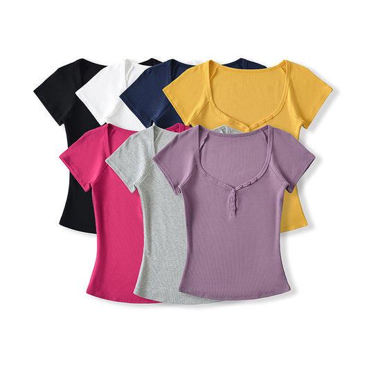 Dame figursyet top med knapbar rund halsudskæring og fin ribstruktur Stilla