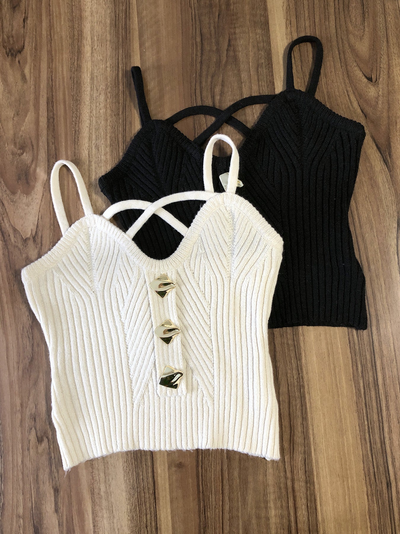 Dame cropped strik top med moderne stropper og struktureret design Stilla