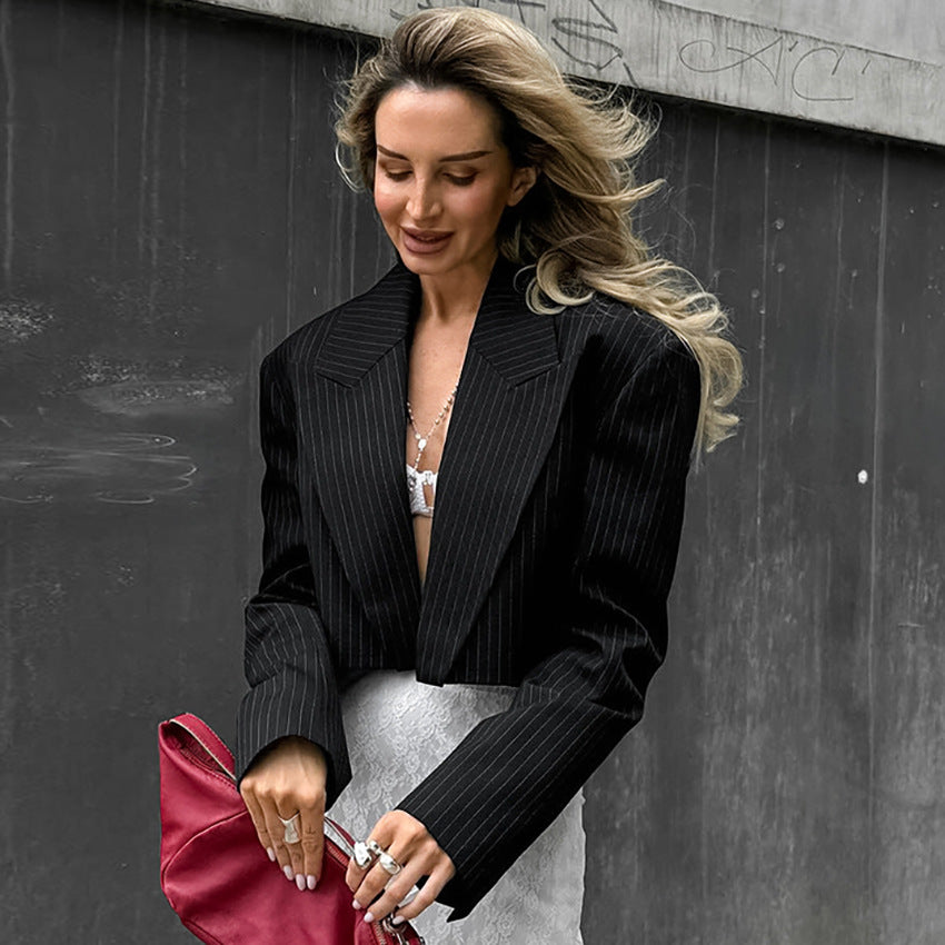 Dame cropped Blazerjakke med brede revers og elegant nålestribet look Stilla