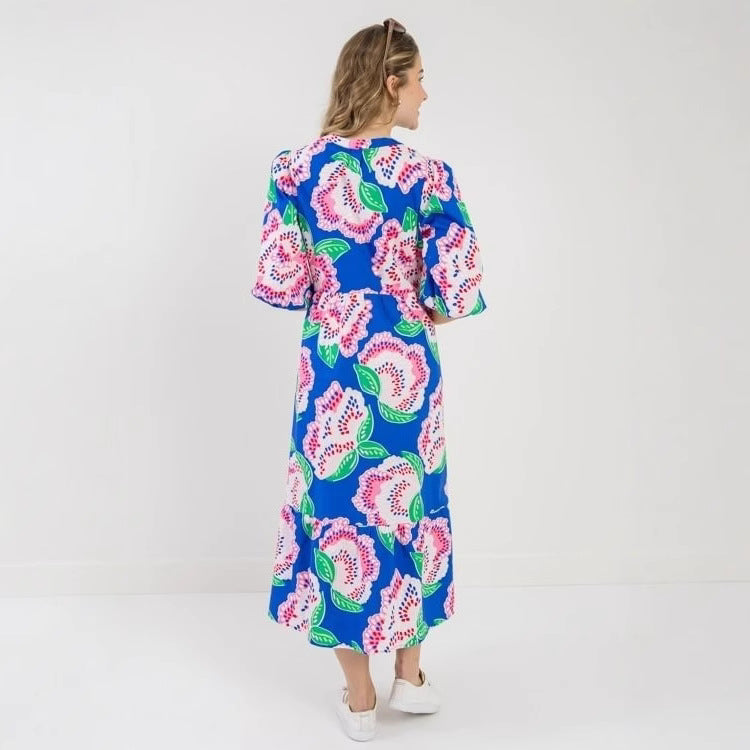 Dame afslappet Maxikjole med farverigt blomsterdesign og knaplukning Stilla