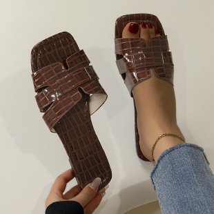 Dame åbne mules med moderne rem-design og komfortabelt fodbedd Stilla