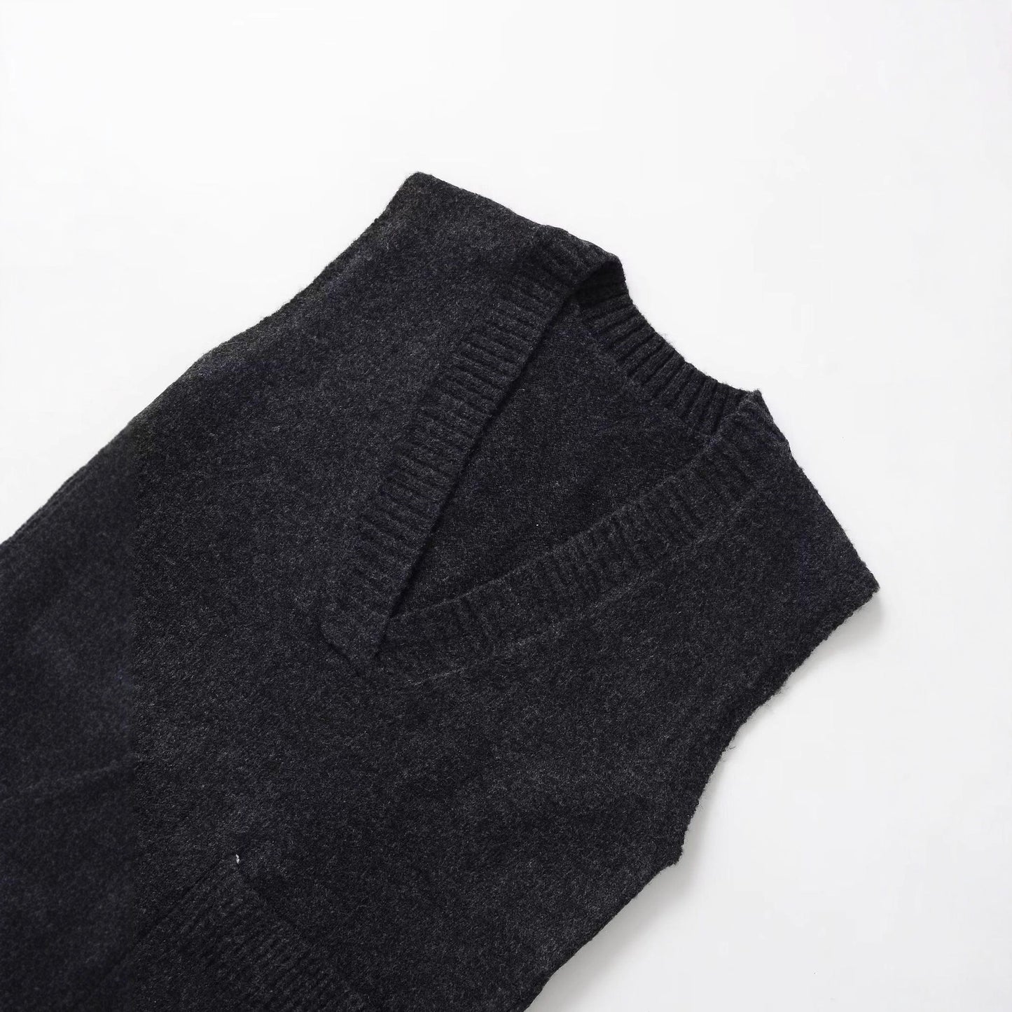 Dame strikket vest med V-udskæring og praktiske lommer Stilla