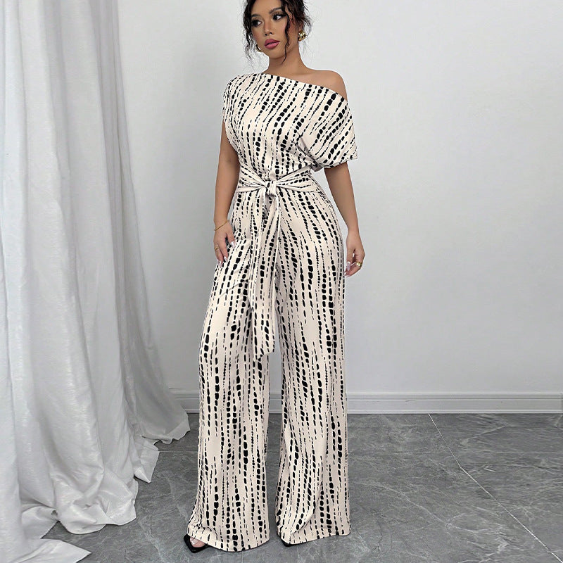 Dame elegant og luftig jumpsuit med asymmetrisk snit og bindebælte Stilla