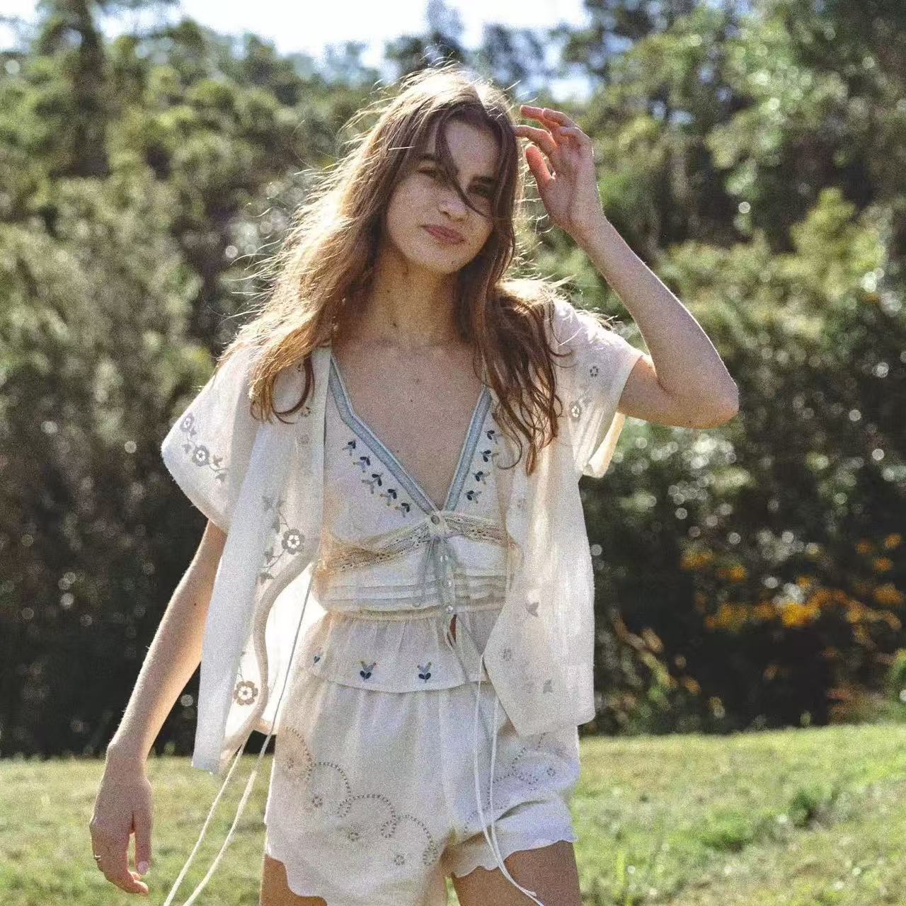 Dame afslappet bluse med snøredetalje Stilla