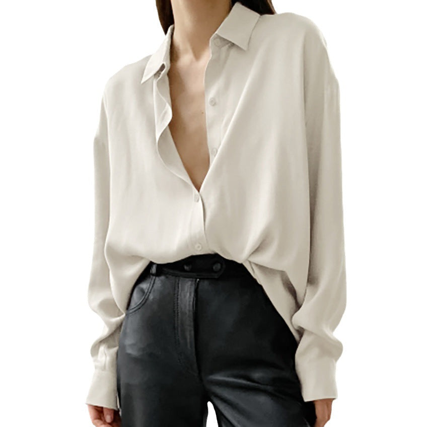 Dame Elegant Bluse med dyb V-udskæring og let satin-finish Stilla