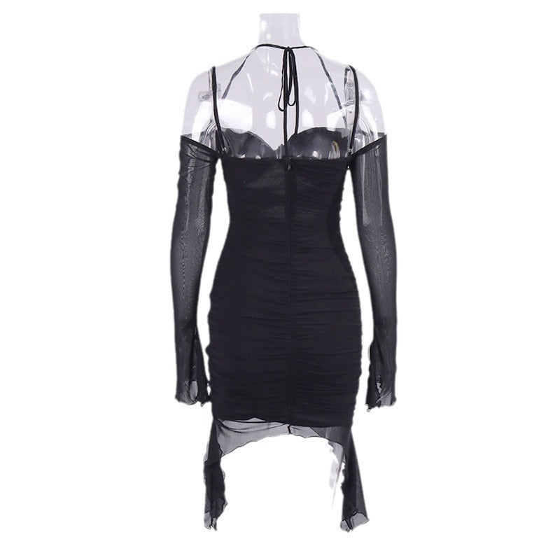 Dame cut-out minikjole med lange, gennemsigtige ærmer og rynkeelementer Stilla